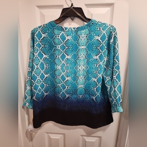 INVESTMENTS Python Pattern Blouse Petite Small  Lightweight NWT - Picture 3 of 10